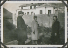 Fotografie z albumu rodziny Stanisławy Ladwiniec z Białej Podlaskiej: pracownicy Składu Materiałów Aptecznych i Farb J. Lisowskiej