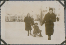 Fotografie z albumu rodziny Stanisławy Ladwiniec z Białej Podlaskiej: Stanisława i Irena pracownice Składu Materiałów Aptecznych i Farb J. Lisowskiej na Placu Wolności w Białej Podlaskiej