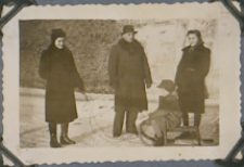 Fotografie z albumu rodziny Stanisławy Ladwiniec z Białej Podlaskiej: pracownicy Składu Materiałów Aptecznych i Farb J. Lisowskiej