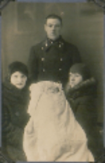 Fotografie z albumu rodziny Stanisławy Ladwiniec z Białej Podlaskiej : pamiątkowa fotografia z chrztu Mieczysława Wierzbickiego
