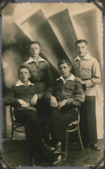 Fotografie z albumu rodziny Stanisławy Ladwiniec z Białej Podlaskiej : uczniowie szkoły z internatem