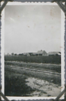 Fotografie z albumu rodziny Stanisławy Ladwiniec z Białej Podlaskiej: widok na tory kolejki wąskotorowej w Białej Podlaskiej