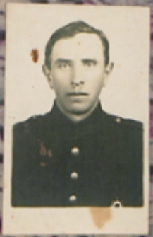 Fotografie z albumu rodziny Stanisławy Ladwiniec z Białej Podlaskiej: Antoni Kroszczyński w mundurze strażaka OSP