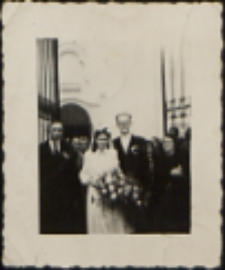 Fotografie z albumu rodziny Stanisławy Ladwiniec z Białej Podlaskiej : ślub Stanisławy Ladwiniec i Stanisława Frydla w kościele Narodzenia Najświętszej Maryi Panny w Białej Podlaskiej