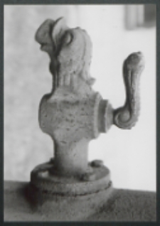 Fragment żeliwnej pompy z połowy 19 w. za budynkiem dawnego szpitala św. Karola Boromeusza w Białej Podlaskiej [fotografia]