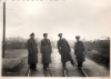 Pracownicy Agencji Pocztowo-Telekomunikacyjnej w Rossoszu na torach kolejki wąskotorowej w Białej Podlaskiej [fotografia]