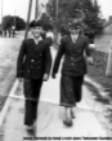 Tadeusz Szudejko z Jędrkiem Ostrowskim w mundurkach szkolnych [fotografia]