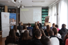 Spotkanie dr. hab. Dariusza Magiera z młodzieżą w ramach projektu Wokół Okrągłego Stołu. Zbiór fotografii.