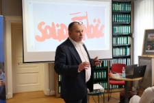 Spotkanie dr.Rafała Roguskiego z młodzieżą w ramach projektu Wokół Okrągłego Stołu. Zbiór fotografii.