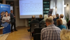 Spotkanie z dr. Arkadiuszem Zawadzkim w ramach projektu Wokół Okrągłego Stołu. Zbiór fotografii.