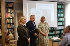 Spotkanie Andrzeja Czapskiego z młodzieżą w ramach projektu Wokół Okrągłego Stołu. Zbiór fotografii.