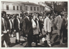 Nauczyciele I Liceum Ogólnokształcącego im. Józefa Ignacego Kraszewskiego w Białej Podlaskiej podczas pochodu pierwszomajowego [fotografia]