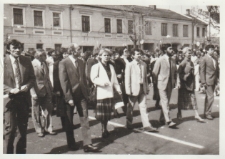 Nauczyciele I Liceum Ogólnokształcącego im. Józefa Ignacego Kraszewskiego w Białej Podlaskiej podczas pochodu pierwszomajowego [fotografia]