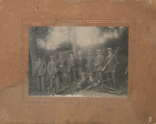 Myśliwi z Bialskiego Towarzystwa Łowieckiego przy wałach obronnych w Parku Radziwiłłowskim w Białej Podlaskiej [fotografia]