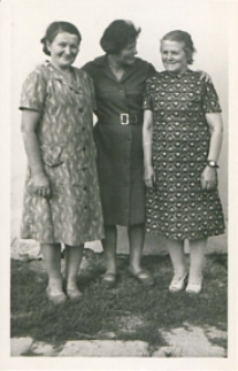 Stanisława Frydel z siostrami przed domem - ul. Narutowicza