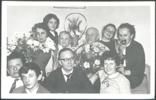 50-lecie ślubu Rozalii i Kazimierza Kokalskich, jubilaci z rodziną