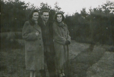 Maria Kokalska z przyjaciółmi