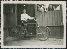 Chłopiec z rowerem z rodziny Kokalskich