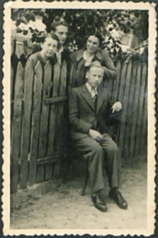 Młodzież spędzająca wspólnie czas