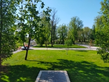 Widok z Miejskiej Biblioteki Publicznej na dziedziniec pałacu radziwiłłowskiego