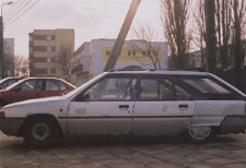 Samochód przy ulicy Spółdzielczej (Biała Podlaska) [fotografia]