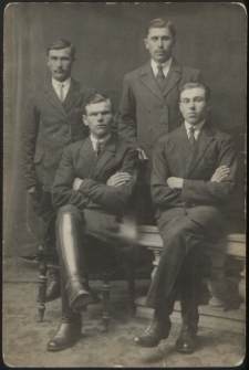 Grupa mężczyzn [fotografia]