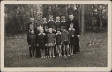 Grupa dzieci z ks. Zbigniewem Chabrem w Janówce [fotografia]