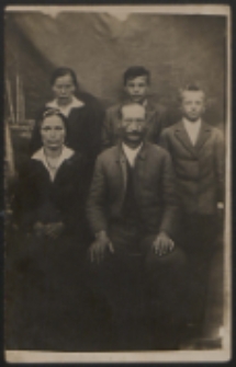 Piotr Krzywda z córką Zofią, synami Franciszkiem i Janem oraz siostrą Marianną.