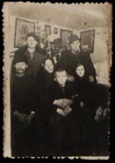 Rodzina Krzywdów. Od prawej stoją Franciszek i jego brat. Siedzący od lewej: Piotr Krzywda, Zofia Gajko (z domu Krzywda) i Michalina Krzywda.