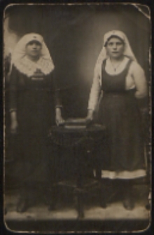 Leokadia Wagner (po prawej), z domu Krzymowska, jako sanitariuszka w szpitalu na ul. Warszawskiej w okresie I wojny światowej