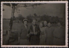 Zarząd Gminnej Sółdzielni w Jabłoniu. Franciszek Krzywda (w ciemnym garniturze), w jasnej sukience (Henryka Kędrecka z Jabłonia), Kazimiera Sweklej (w czepku), z tyłu pan Kuniszyk z Dawid