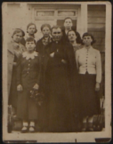 Pamiątka z odpustu w Paszenkach. Z góry, od lewej, druga Michalina Zieńczuk. W białej bluzce p. Hurko. Ksiądz Władysław Zwirzykowski proboszcz parafii Paszenki