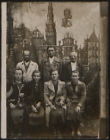 Wycieczka mieszkancow Paszenek do Czestochowy. Franciszek Krzywda (stoi z lewej), Stanisława Lewczuk z domu Kuniszuk (siedzi druga od lewej), Michalina Krzywda z domu Zieńczuk (w środku), Teofila Hut (pierwsza od prawej)