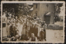 Panna młoda z domu Haliburda w trakcie uroczystości weselnych przed kościołem w Paszenkach.