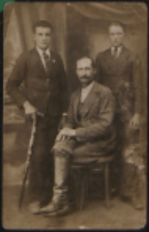 Franciszek Krzywda (pierwszy od lewej), Piotr Krzywda (siedzi), Jan Krzywda (pierwszy od prwej)