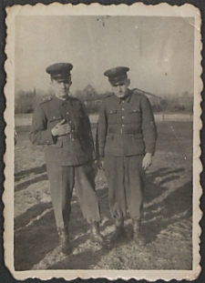 Mężczyźni w mundurach [fotografia]