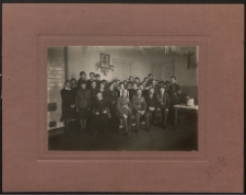 Uczennice Gimnazjum Żeńskiego im. E. Plater w Białej Podlaskiej z żołnierzami 34 Pułku Piechoty [fotografia]