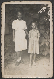 Pamiątka z młodszych lat Heleny Bujak i Zofii Bujak [fotografia]