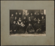 Grupa uczniów i nauczycieli [fotografia]