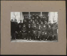 Uczestnicy Szkolenia Obronnego PKP w Białej Podlaskiej z wykładowcami tematów zawodowych [fotografia]