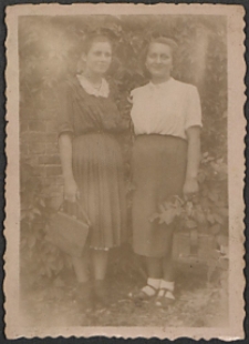 Helena Bujak z koleżanką [fotografia]