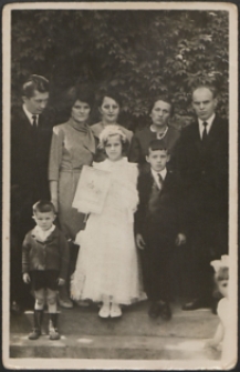 Anna Polkowska z rodziną poczas Pierwszej Komunii Świętej [fotografia]