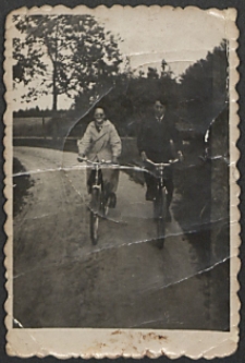 Zofia Bujak z kolegą na rowerach [fotografia]