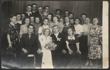 Para młoda z gośćmi weselnymi [fotografia]