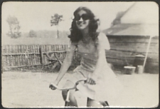 Polkowska Anna na podwórku rodzinnym w Janówce [fotografia]