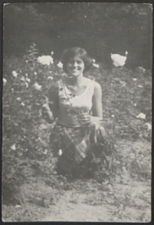 Anna Polkowska w ogrodzie w Młoszowej [fotografia]