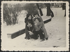 Anna Polkowska z koleżankami z Liceum Ekonomicznego [fotografia]