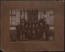 Pracownicy Powiatowej Komendy Uzupełnień w Białej Podlaskiej, przed budynkiem przy ul. Kościuszki (PKU) [fotografia]