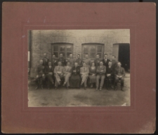 Grupa uczniów z podoficerami kursu wieczorowego w gimnazjum im. Traugutta w Brześciu n. Bugiem [fotografia]