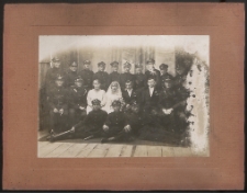 Grupowa fotografia ślubna [fotografia]